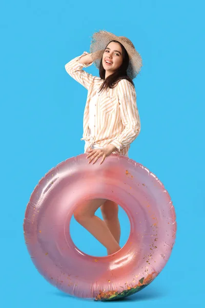 Junge Frau Mit Rosa Aufblasbarem Ring Auf Blauem Hintergrund — Stockfoto