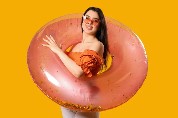 Młoda Kobieta Różowym Nadmuchiwanym Pierścieniem Pomarańczowym Tle — Zdjęcie stockowe