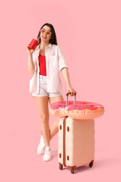Jovem Com Xícara Refrigerante Anel Inflável Mala Fundo Rosa — Fotografia de Stock