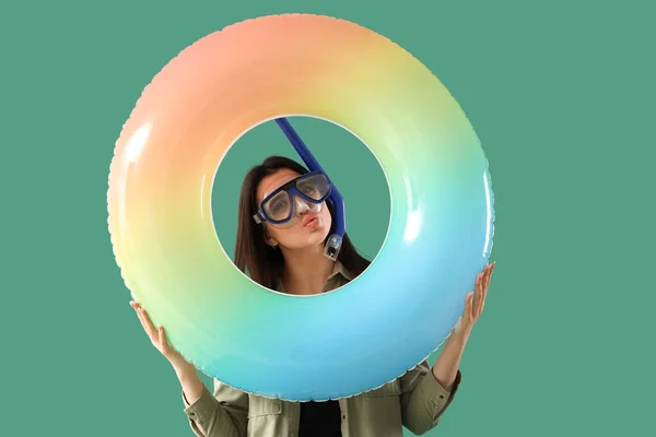 Jonge Vrouw Snorkelen Masker Met Opblaasbare Ring Groene Achtergrond — Stockfoto