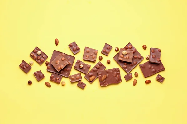 Süße Leckere Schokolade Mit Nüssen Auf Gelbem Hintergrund — Stockfoto