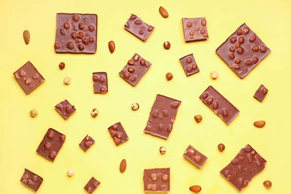 Sladká Chutná Čokoláda Ořechy Žlutém Pozadí — Stock fotografie