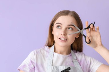 Leylak arka planında makaslı kadın kuaför, yakın plan.