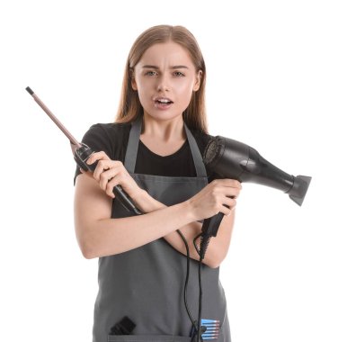 Beyaz arka planda saç maşası ve kurutma makinesi olan kadın kuaför.