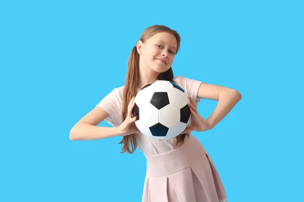 Klein Meisje Met Voetbal Blauwe Achtergrond — Stockfoto