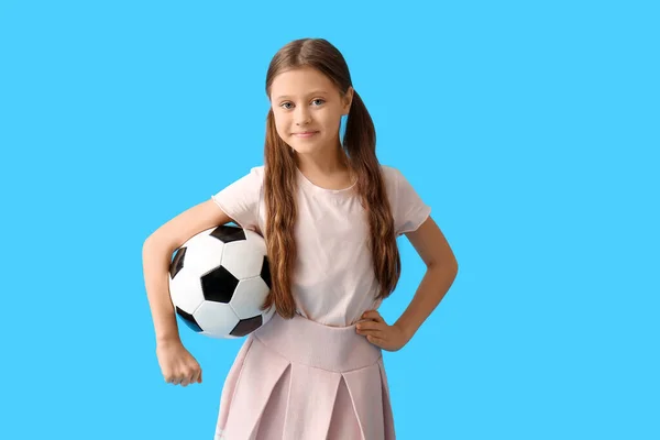 Petite Fille Avec Ballon Football Sur Fond Bleu — Photo
