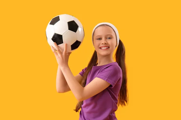 Sportief Klein Meisje Met Voetbal Gele Achtergrond — Stockfoto