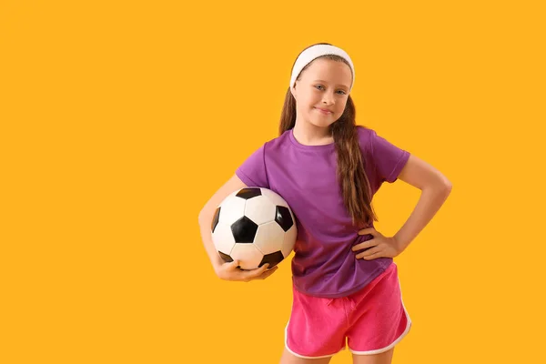 Sportief Klein Meisje Met Voetbal Gele Achtergrond — Stockfoto