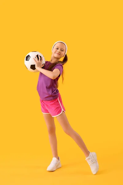 Menina Desportiva Com Bola Futebol Fundo Amarelo — Fotografia de Stock
