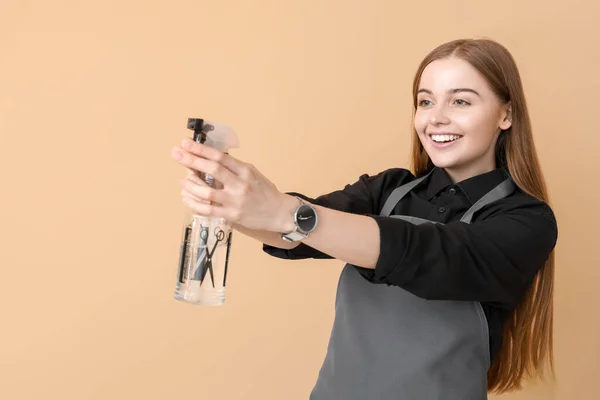 Vrouwelijke Kapper Met Spray Beige Achtergrond — Stockfoto