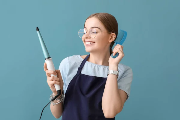 Female Hairdresser Curling Iron Comb Blue Background — Stock Photo, Image