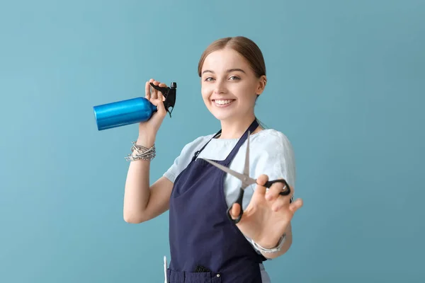 Vrouwelijke Kapper Met Schaar Spray Blauwe Achtergrond — Stockfoto