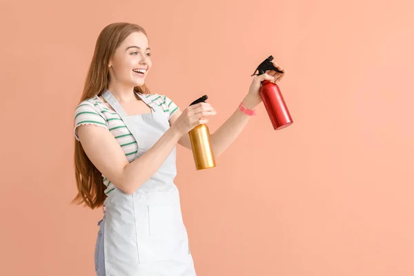 Weibliche Friseurin Mit Sprays Auf Rosa Hintergrund — Stockfoto