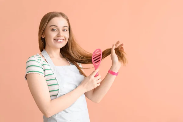 Female Hairdresser Brushing Hair Pink Background — Stock Photo, Image