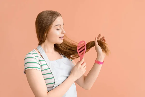 Female Hairdresser Brushing Hair Pink Background — Stock Photo, Image