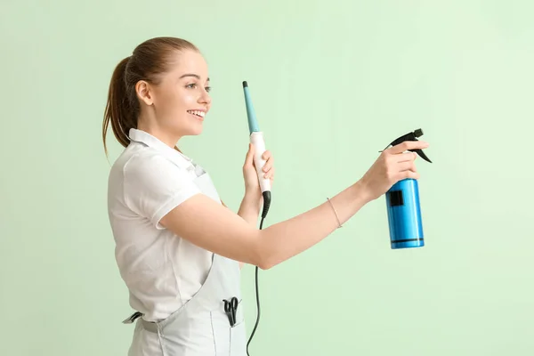 Cabeleireiro Feminino Com Ferro Ondulação Spray Sobre Fundo Verde — Fotografia de Stock
