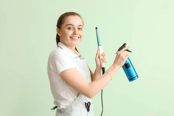 Female Hairdresser Curling Iron Spray Green Background — Stock Photo, Image