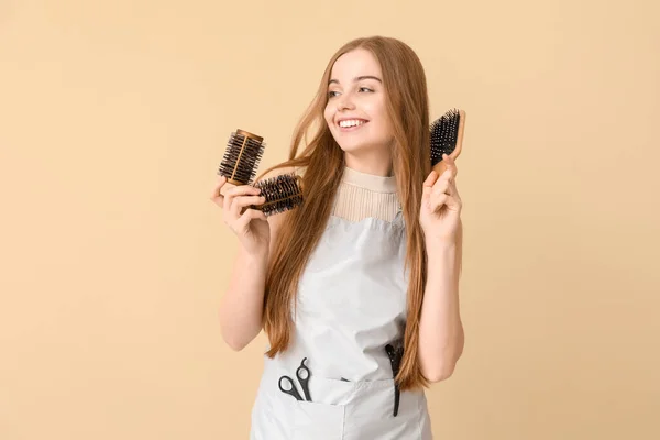 Peluquería Femenina Con Rizadores Cepillo Sobre Fondo Beige —  Fotos de Stock