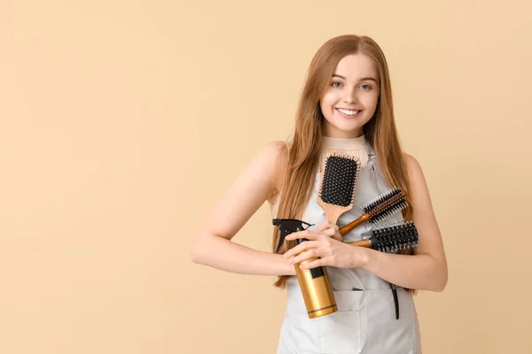 Friseurin Mit Pinsel Und Spray Auf Beigem Hintergrund — Stockfoto