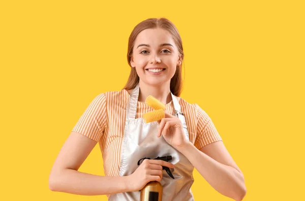 Cabeleireiro Feminino Com Spray Encrespadores Fundo Amarelo — Fotografia de Stock