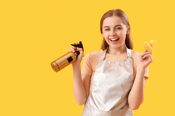 Cabeleireiro Feminino Com Spray Encrespadores Fundo Amarelo — Fotografia de Stock