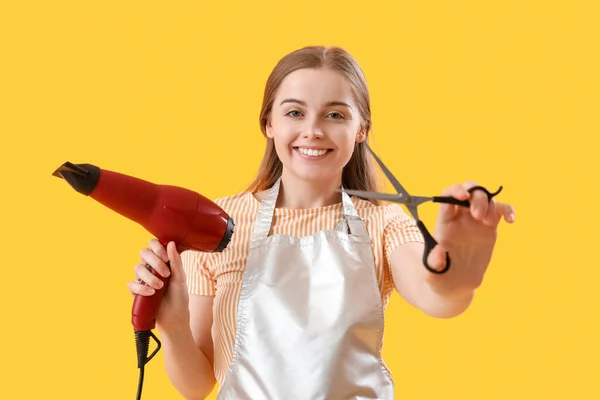 Kobieta Fryzjer Suszarką Nożyczkami Żółtym Tle — Zdjęcie stockowe