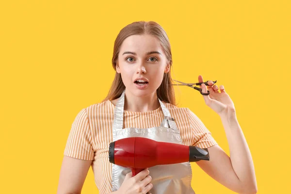 Shocked Female Hairdresser Dryer Scissors Yellow Background Closeup — Stock Photo, Image