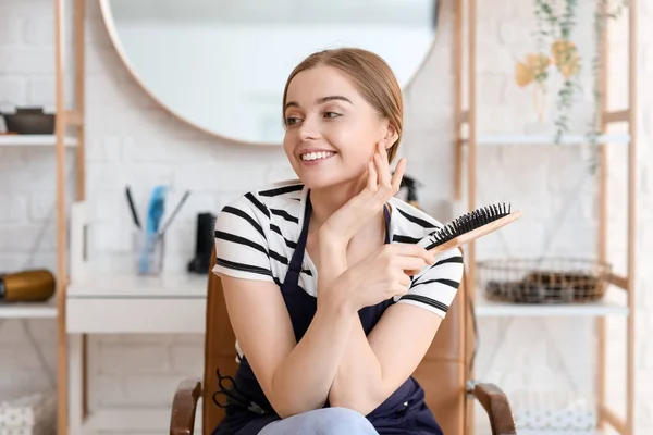 Female Hairdresser Brush Beauty Salon — Stock Photo, Image