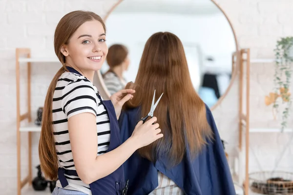 Femme Coiffeuse Coupe Les Cheveux Jeune Femme Dans Salon Beauté — Photo