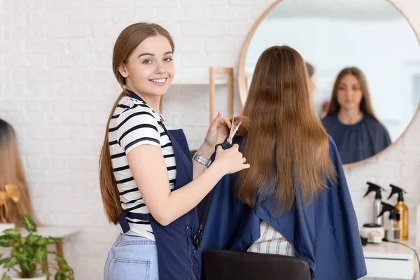 Femme Coiffeuse Coupe Les Cheveux Jeune Femme Dans Salon Beauté — Photo