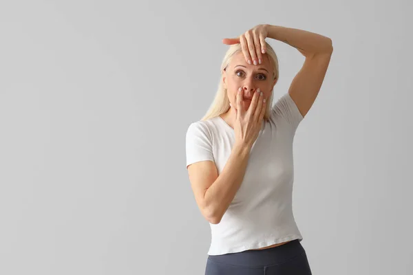 Ältere Frau Macht Gesichtsbau Übung Auf Hellem Hintergrund — Stockfoto