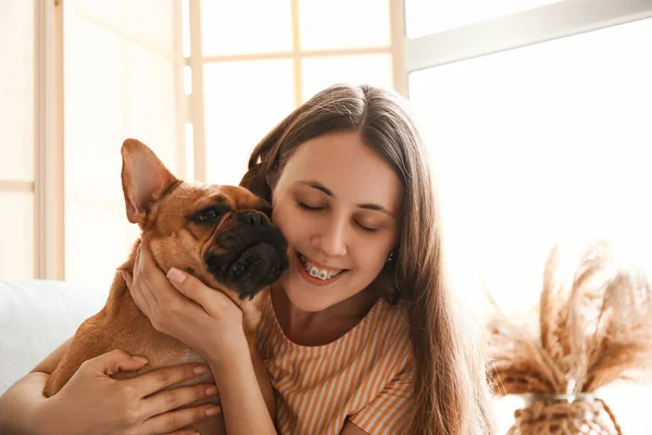 Mujer Joven Con Lindo Bulldog Francés Casa Primer Plano — Foto de Stock