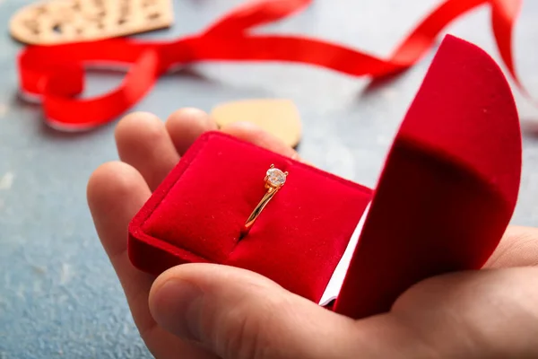 Man Holding Box Engagement Ring Blue Background Closeup — Stock Photo, Image