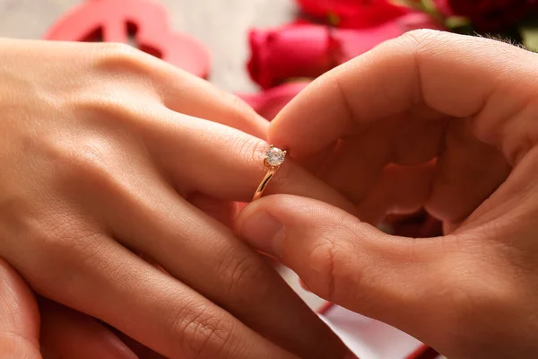 婚約指輪を女性の指につけて — ストック写真