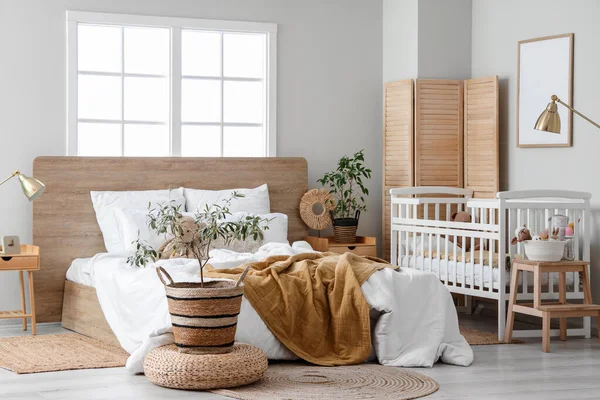 Interieur Van Lichte Slaapkamer Met Bed Babybedje — Stockfoto