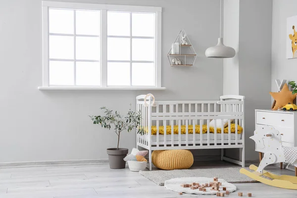 Interior Quarto Luz Com Berço Bebê Brinquedos Commode — Fotografia de Stock