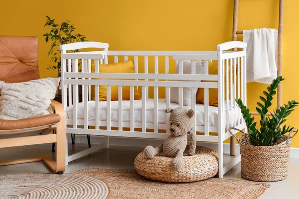 Interieur Des Stilvollen Schlafzimmers Mit Babybett Sessel Und Leiter — Stockfoto