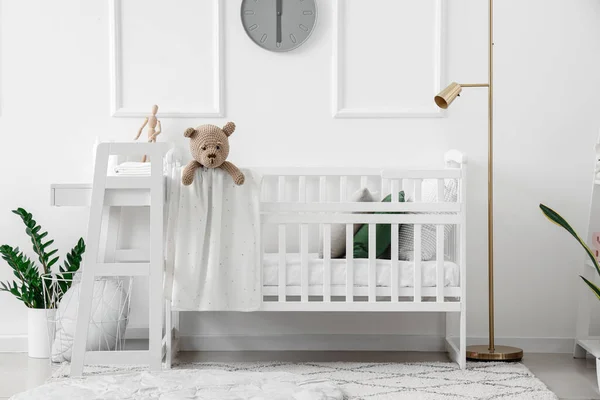 带婴儿床和更衣室的轻便卧室的内部 — 图库照片