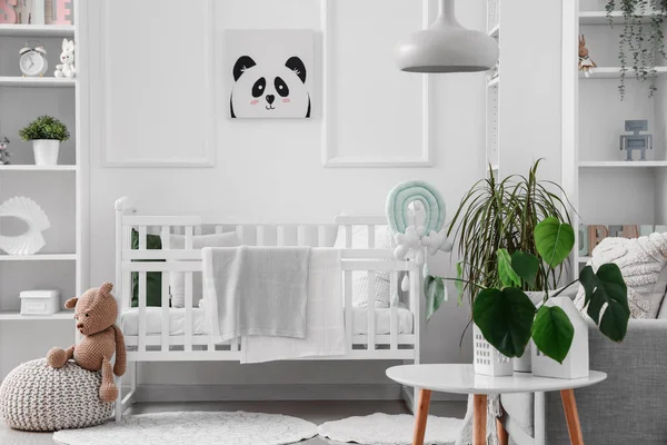 Interior Elegante Quarto Das Crianças Tons Brancos Com Cama Bebê — Fotografia de Stock