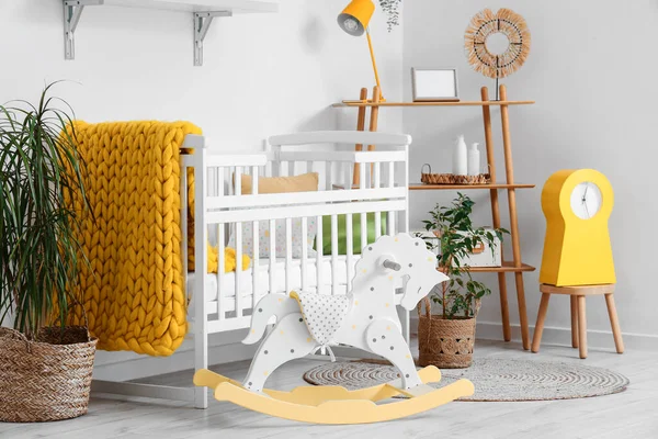 Elegante Interior Habitación Los Niños Con Cama Bebé Caballo Mecedora —  Fotos de Stock
