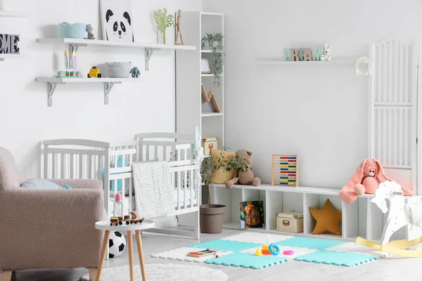 Stilvolles Interieur Des Kinderzimmers Mit Babybett Und Spielzeug — Stockfoto