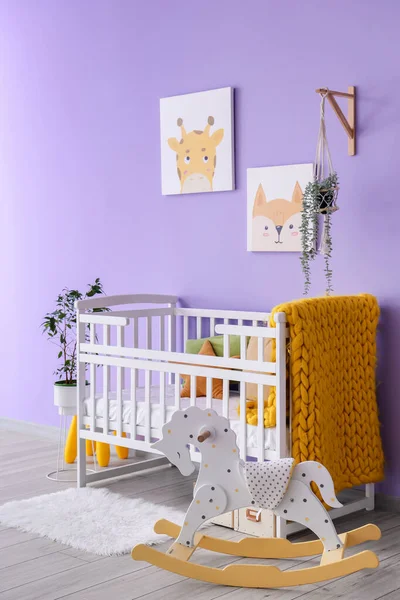 Κομψό Εσωτερικό Του Παιδικού Δωματίου Παιδικό Κρεβάτι Και Κουνιστό Άλογο — Φωτογραφία Αρχείου