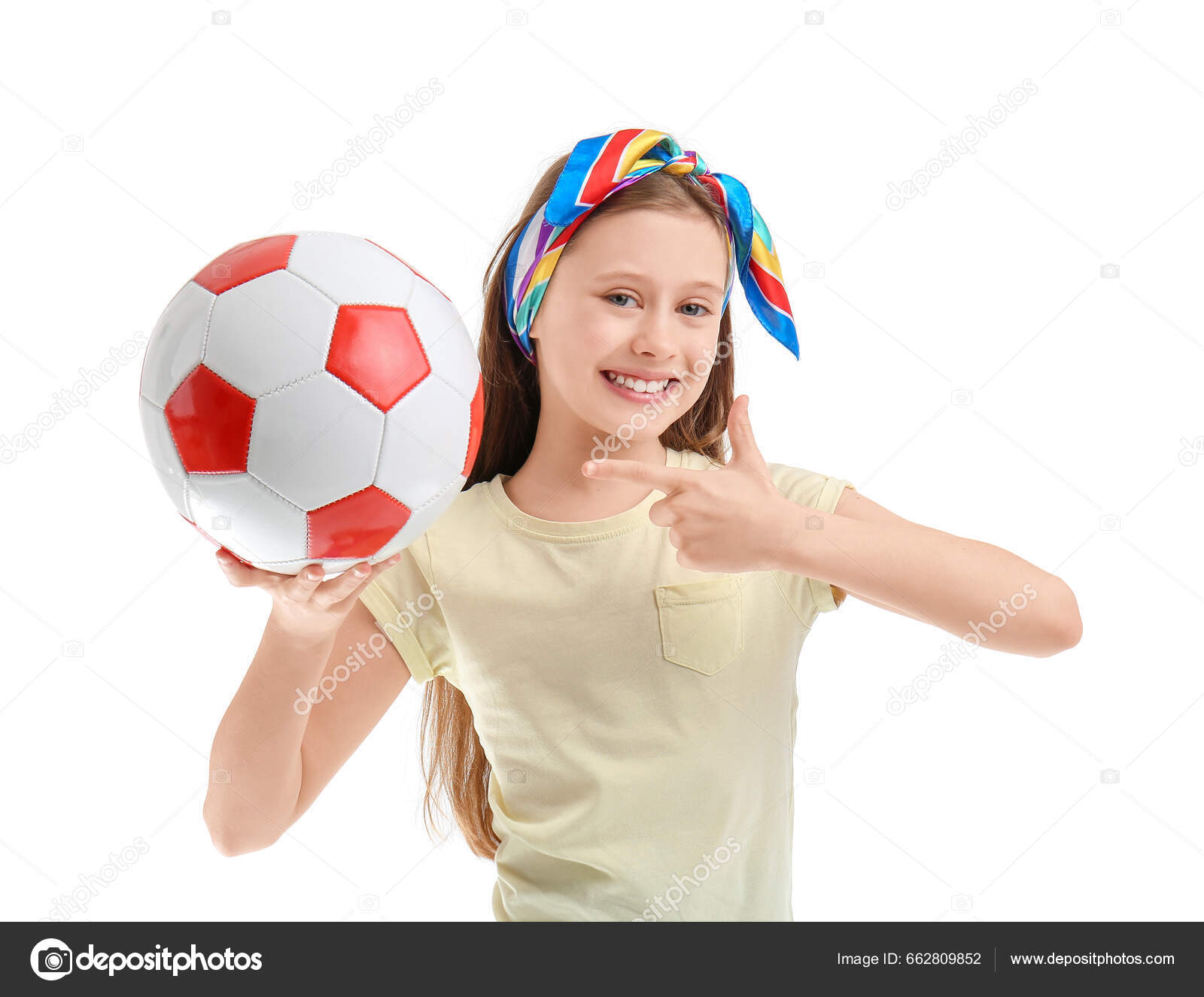 Pieni Tyttö Osoittaa Jalkapalloa Valkoisella Taustalla — valokuva ©  serezniy #662809852