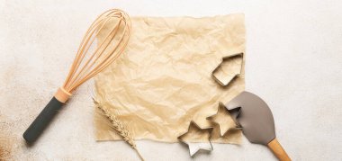 Açık arkaplanda kağıt ve mutfak gereçleri