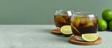 Yeşil zemin üzerinde soğuk Küba Libre kokteyli ve metin için yer var.