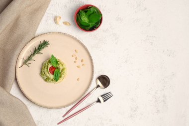 Açık grunge arka planda lezzetli pesto makarna tabağı