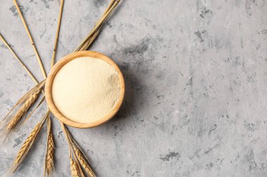 Grunge arka planında çiğ irmik olan kase