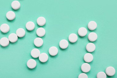 Arkaplanda beyaz haplardan oluşan kardiyogram