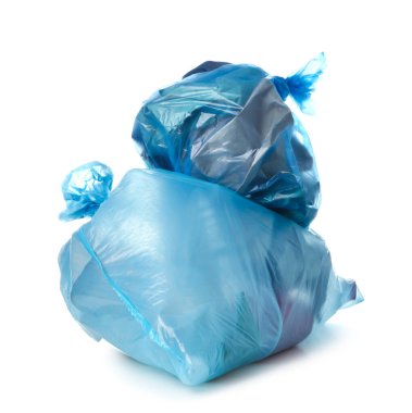 Beyaz arkaplanda farklı çöp torbaları var.