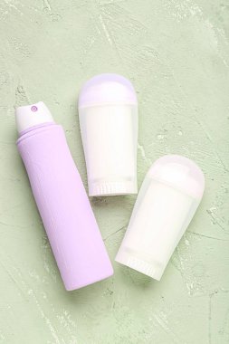 Grunge arka planında farklı deodorant şişeleri